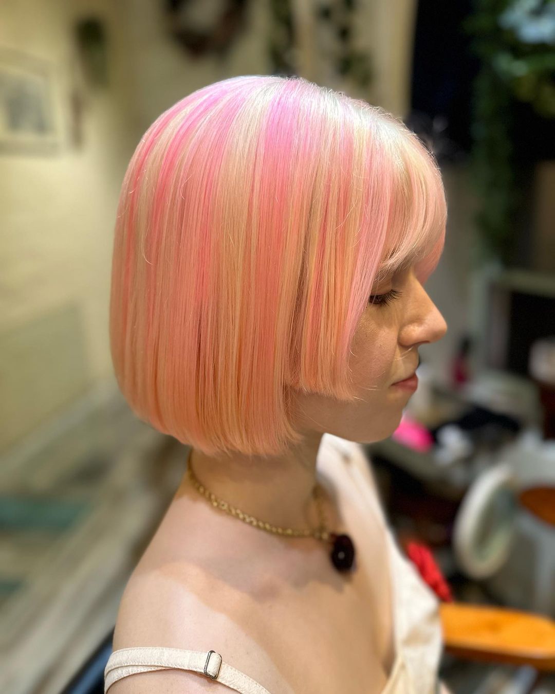 cheveux blonds avec des mèches roses et une coupe hime