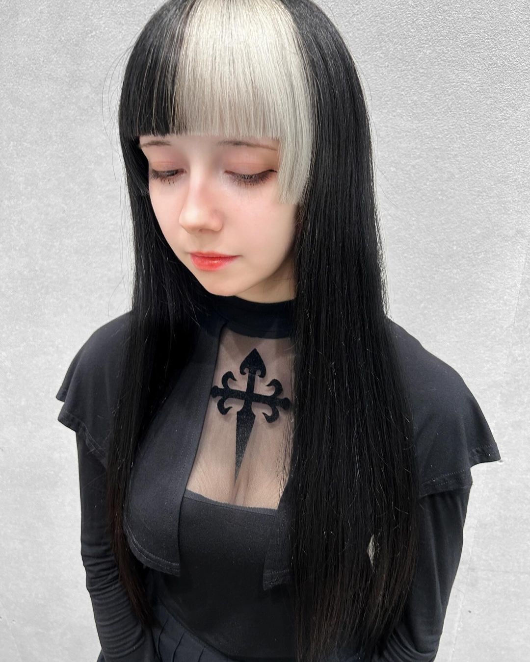 Hime cut and black and white bangs