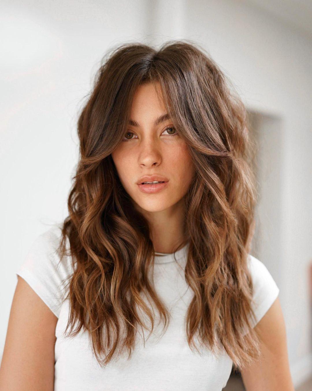 Internal layers on wavy hair with curtain bangs