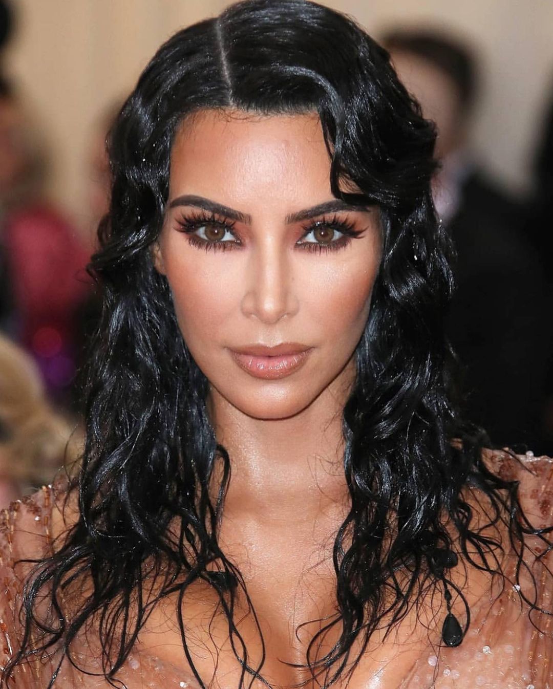 Kim Kardashian coiffure mouillée