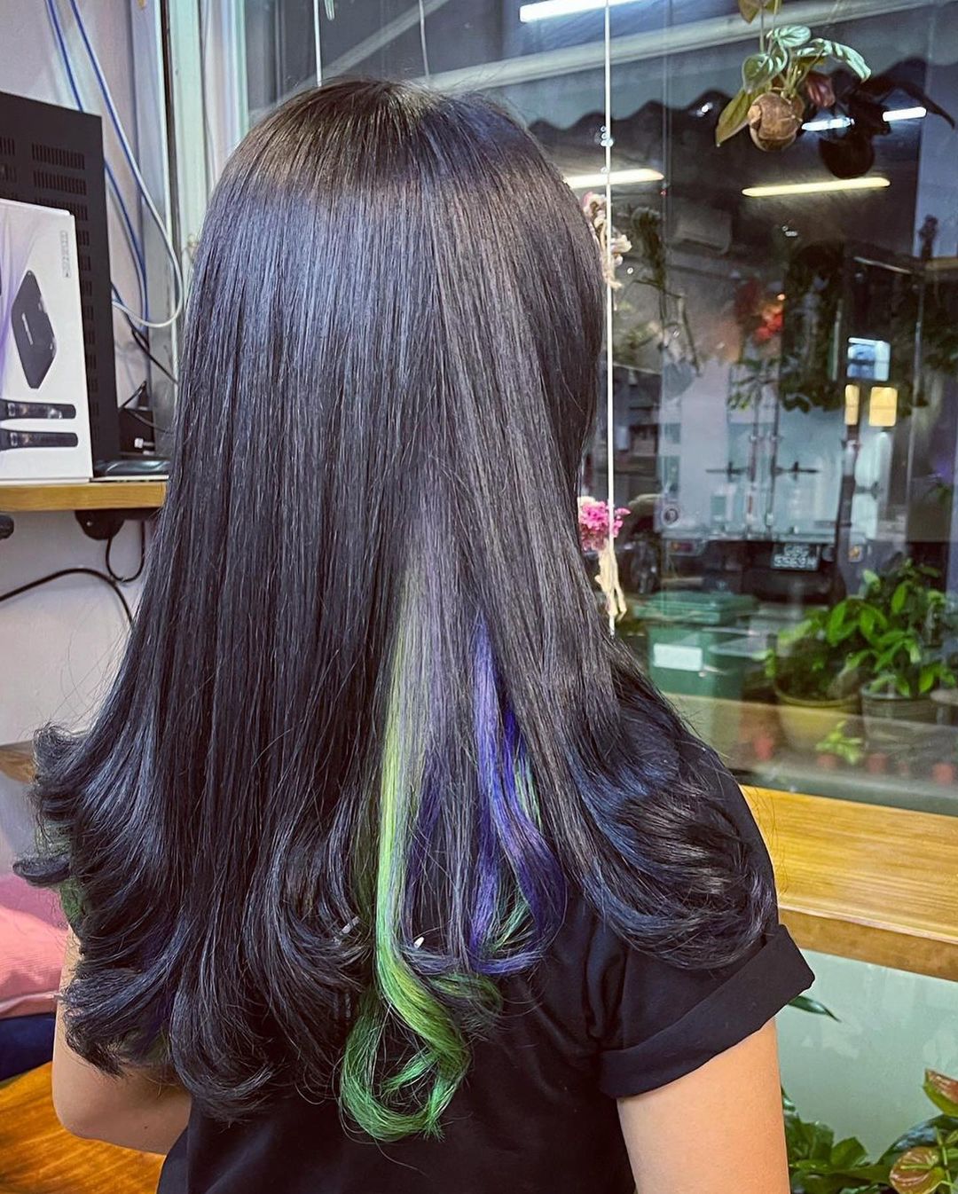peekaboo azul e verde em cabelo preto