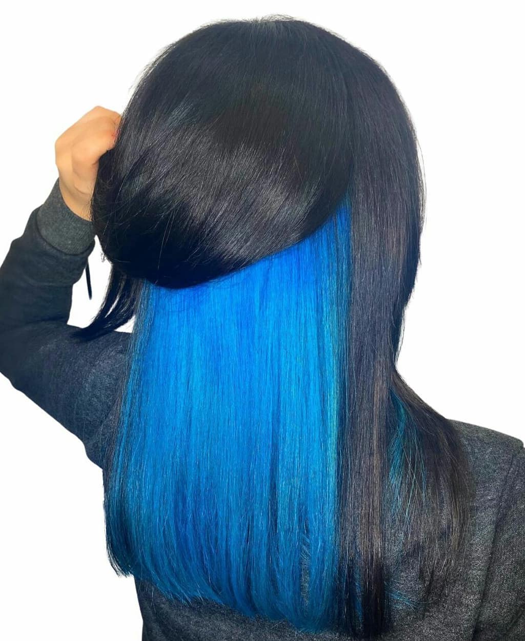 blauw kiekeboe op zwart haar