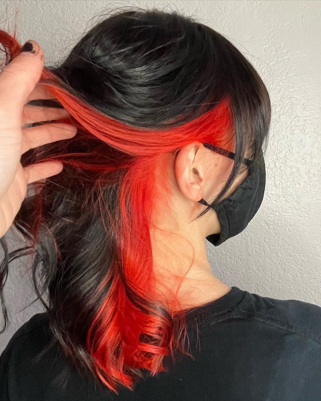 peekaboo rouge vif sur cheveux noirs