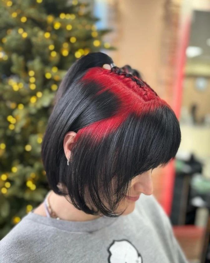 coiffure courte tressée avec des racines rouges et noires