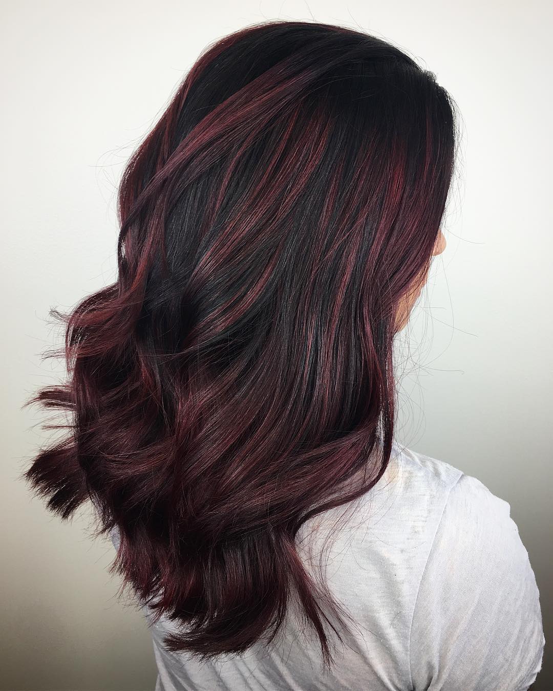 cor vermelha dimensional em cabelo preto