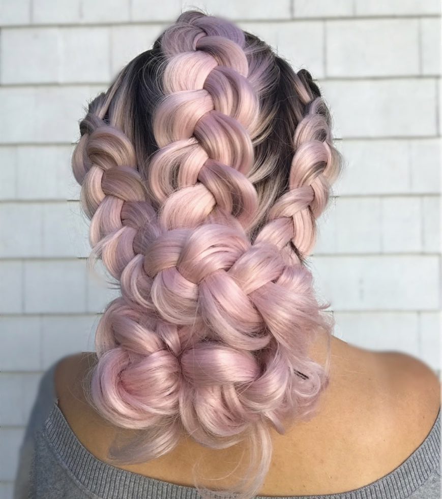 Penteado holandês com tranças cor-de-rosa pastel
