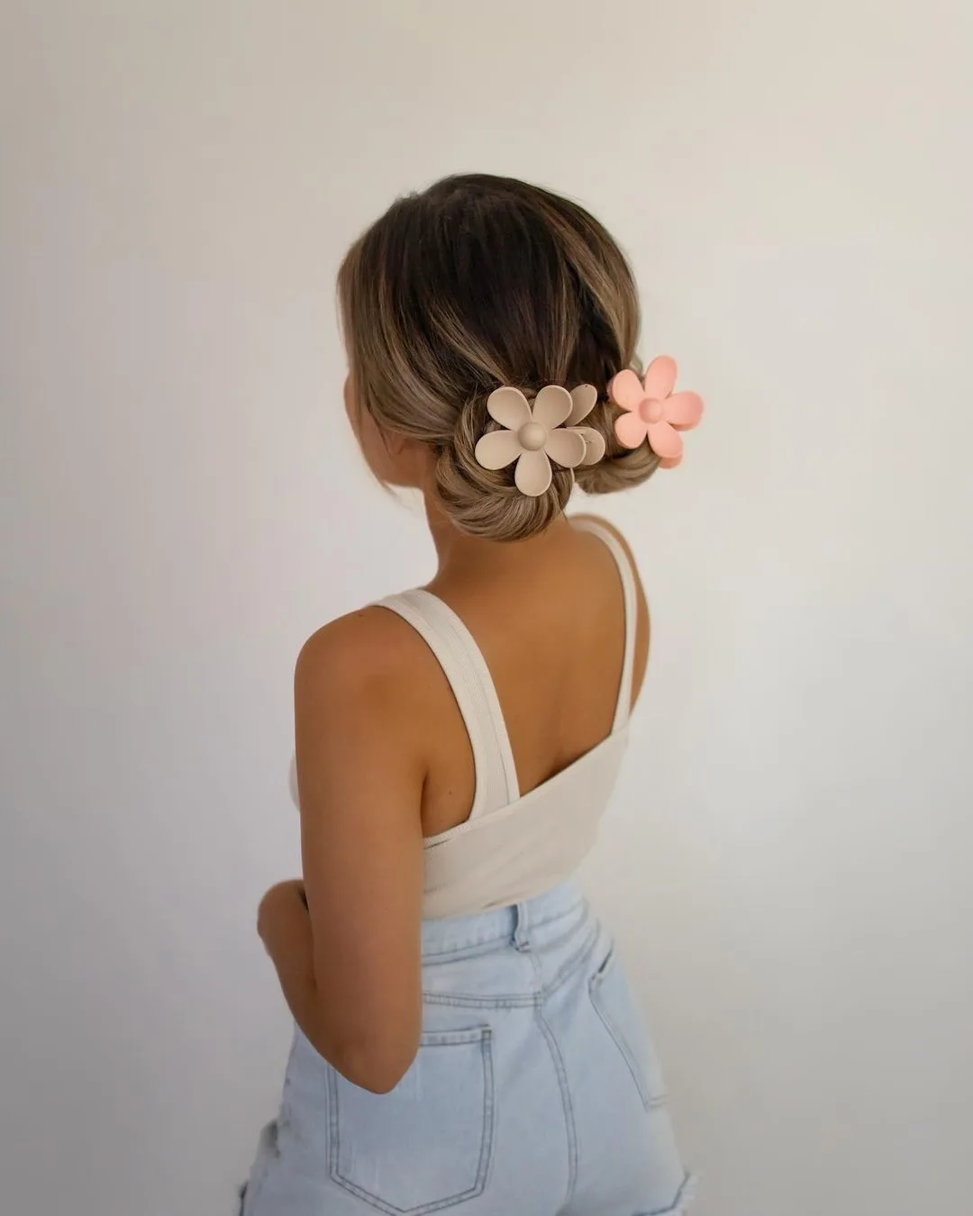 18 Easy Claw Clip Hairstyles For Long Hair That Are A MustTry