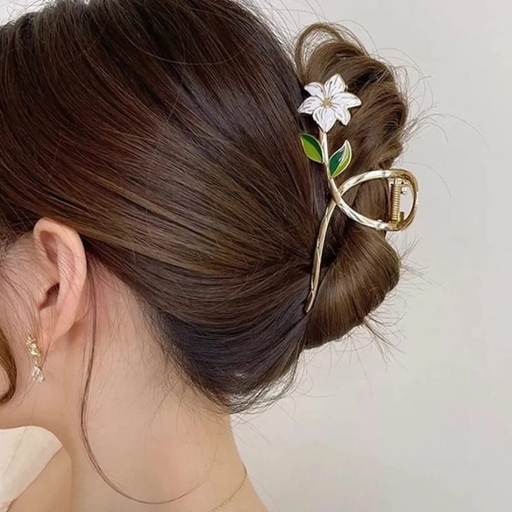 18 Easy Claw Clip Hairstyles For Long Hair That Are A Must-Try