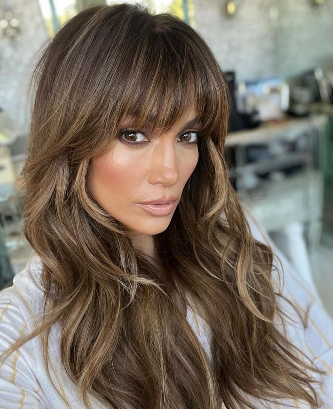 Jennifer Lopez cabelo castanho louro ondulado em camadas