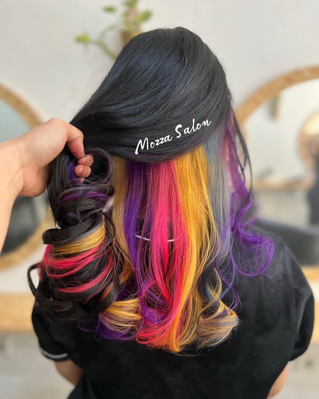 peekaboo multicolore su capelli neri