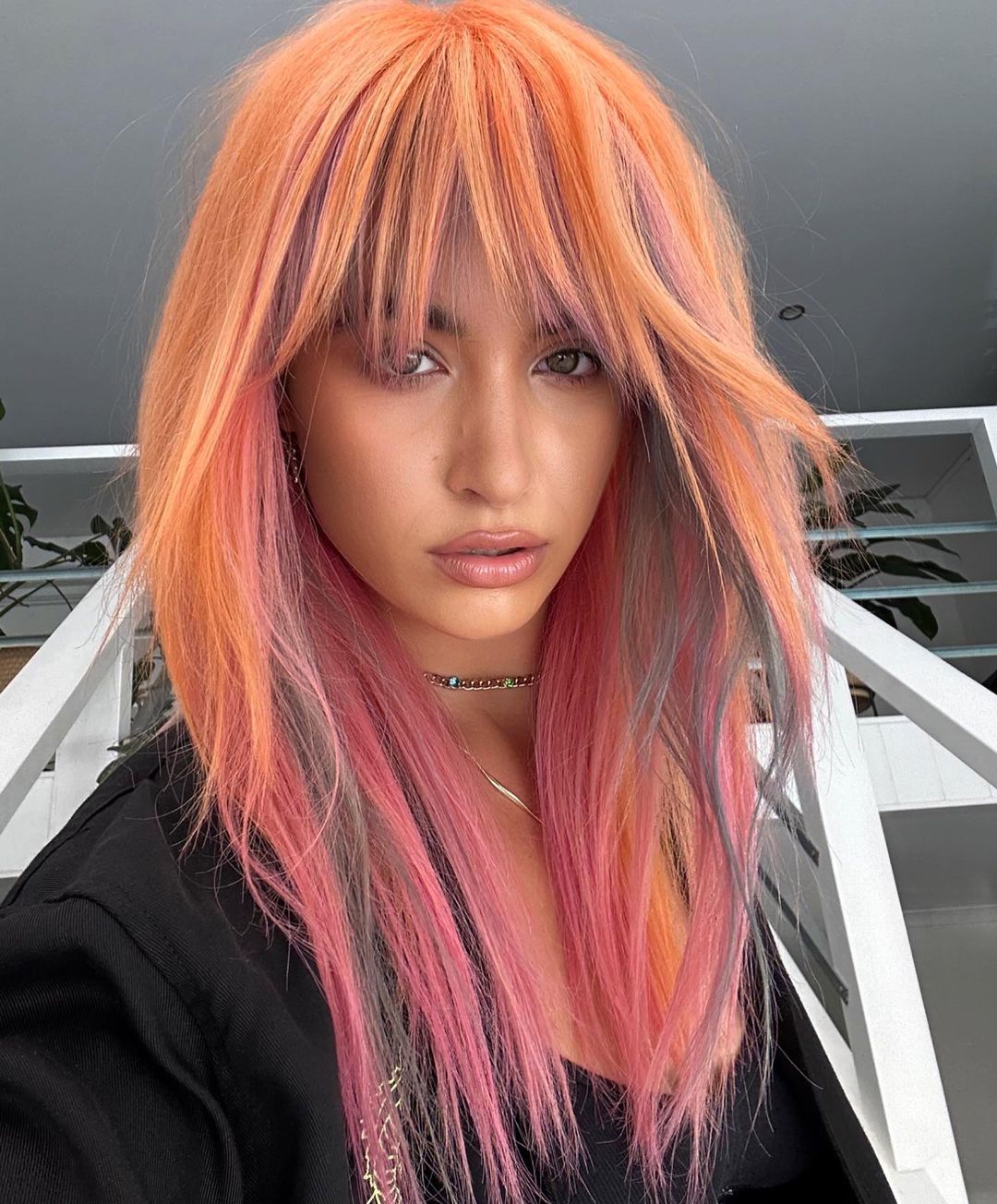 cabelo comprido cor-de-rosa pêssego com franja cortinada