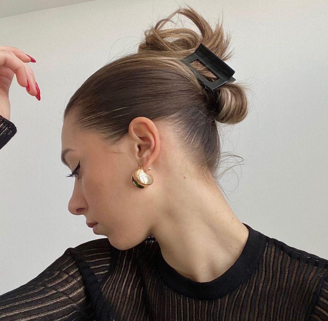 updo lucido con fermaglio ad artiglio