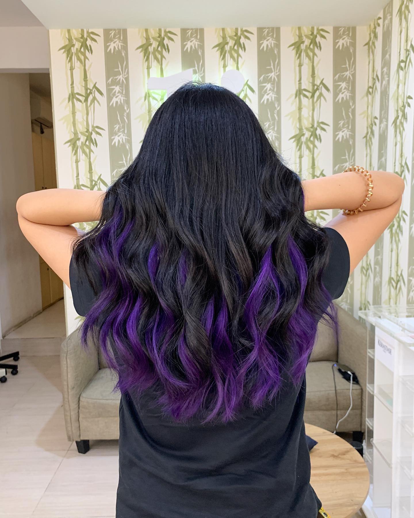 balayage peekaboo violet sur cheveux noirs