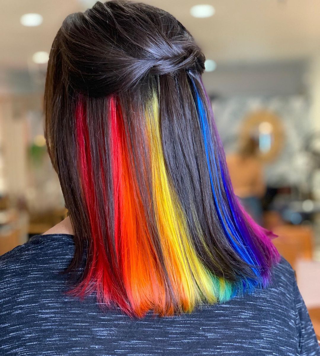 arco iris peekaboo en el pelo negro