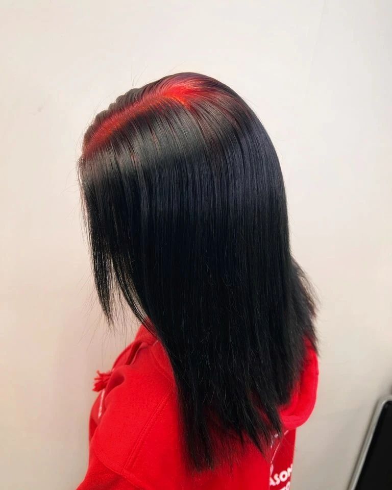 racine d'ombre rouge sur cheveux noirs