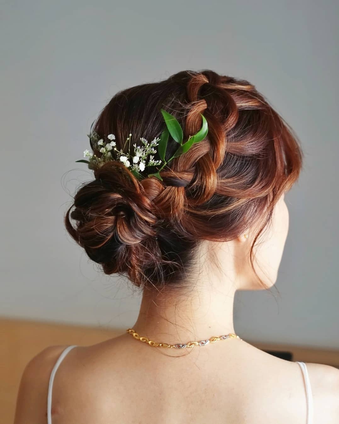 Penteado holandês em cobre entrançado com flores