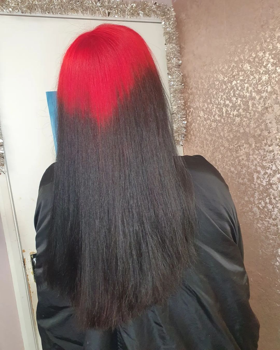 racines rouges en forme de V sur cheveux noirs