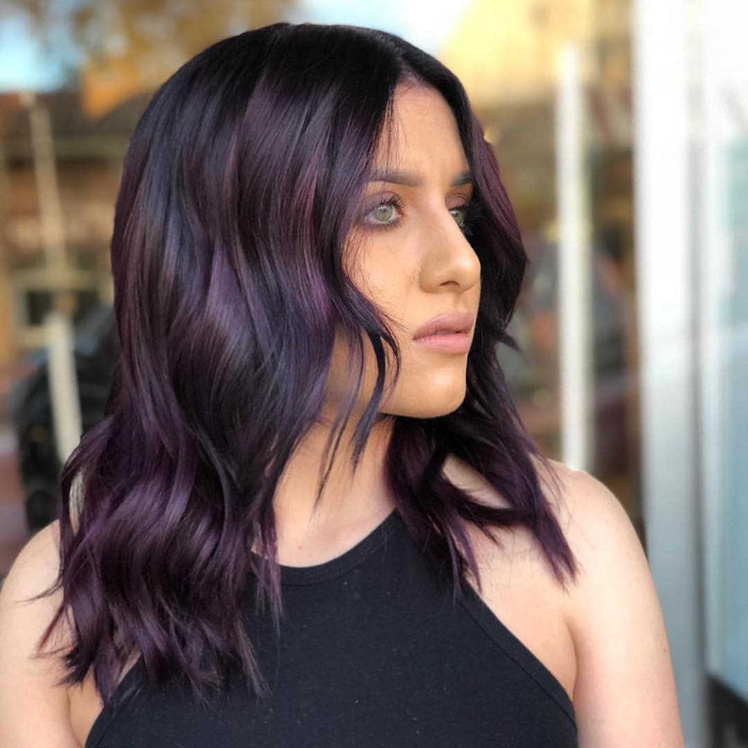 cor de cabelo preto violeta