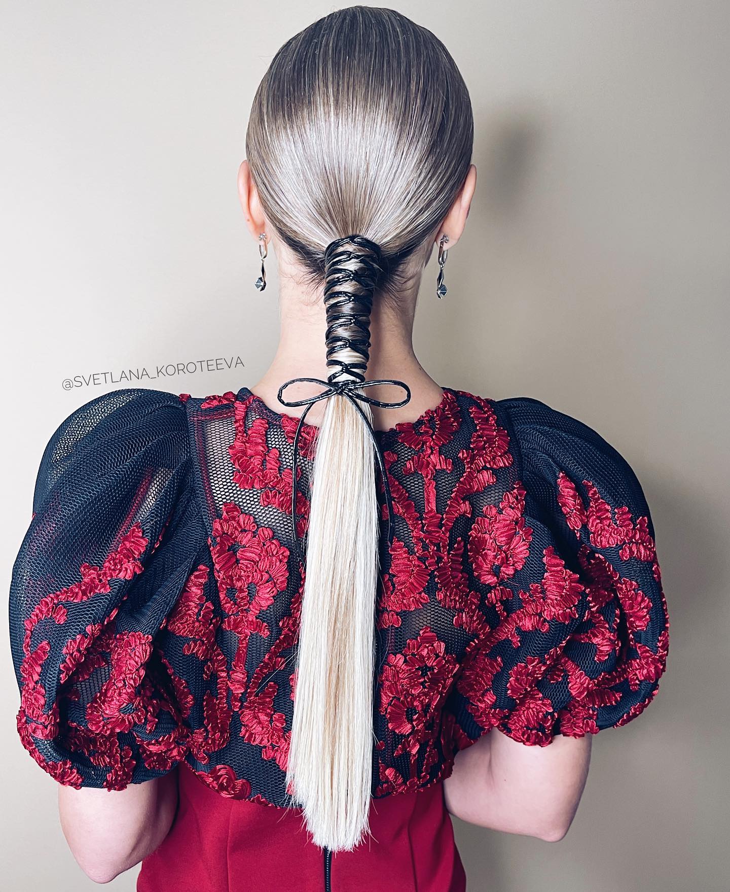 low straight ponytail with laced tie