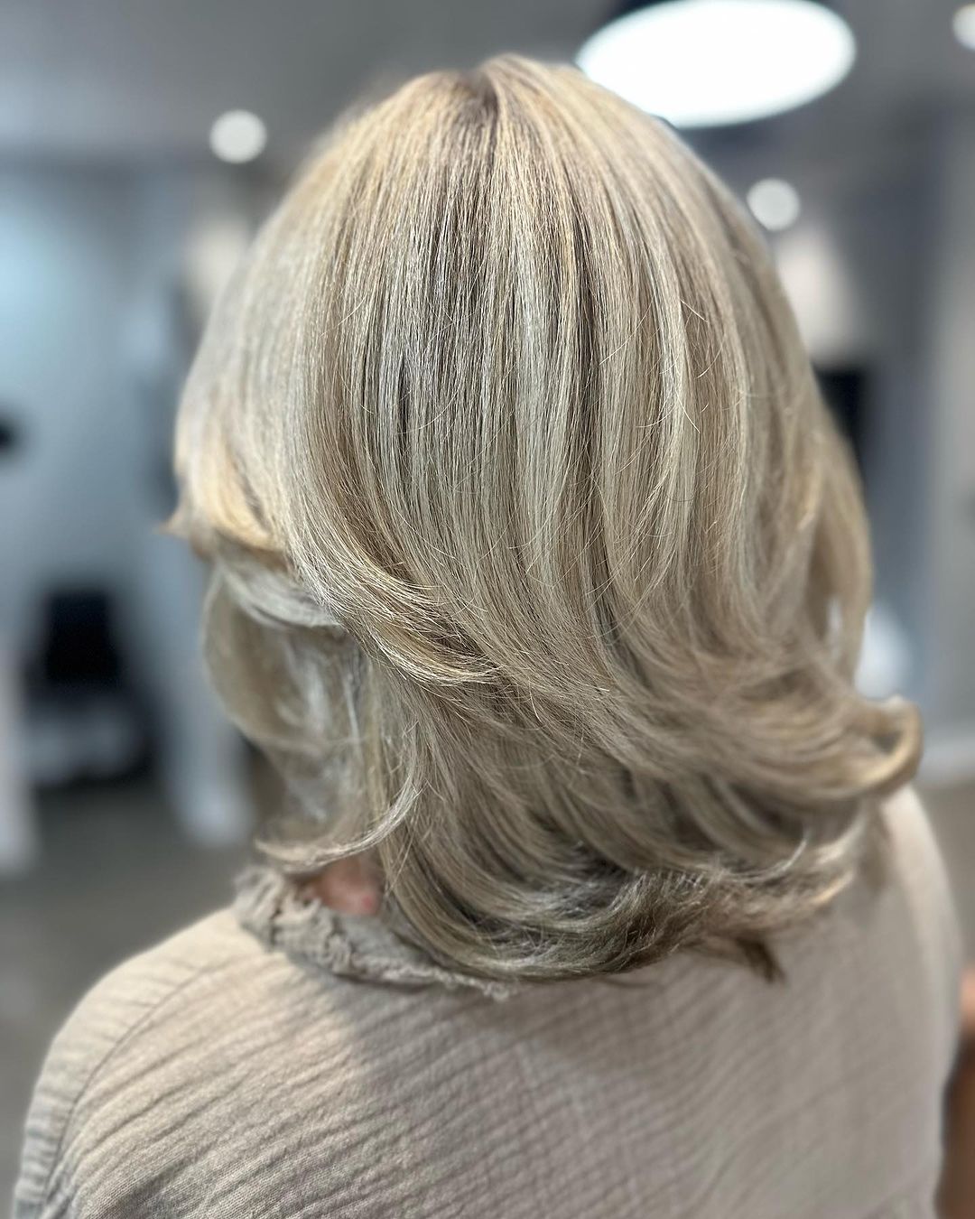 cheveux blonds dégradés pour les femmes de plus de 50 ans