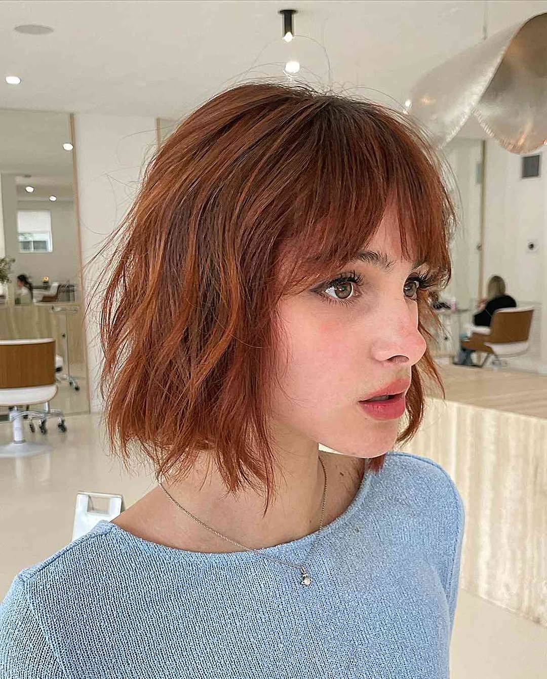 cabelo cortado à altura do queixo em bronze