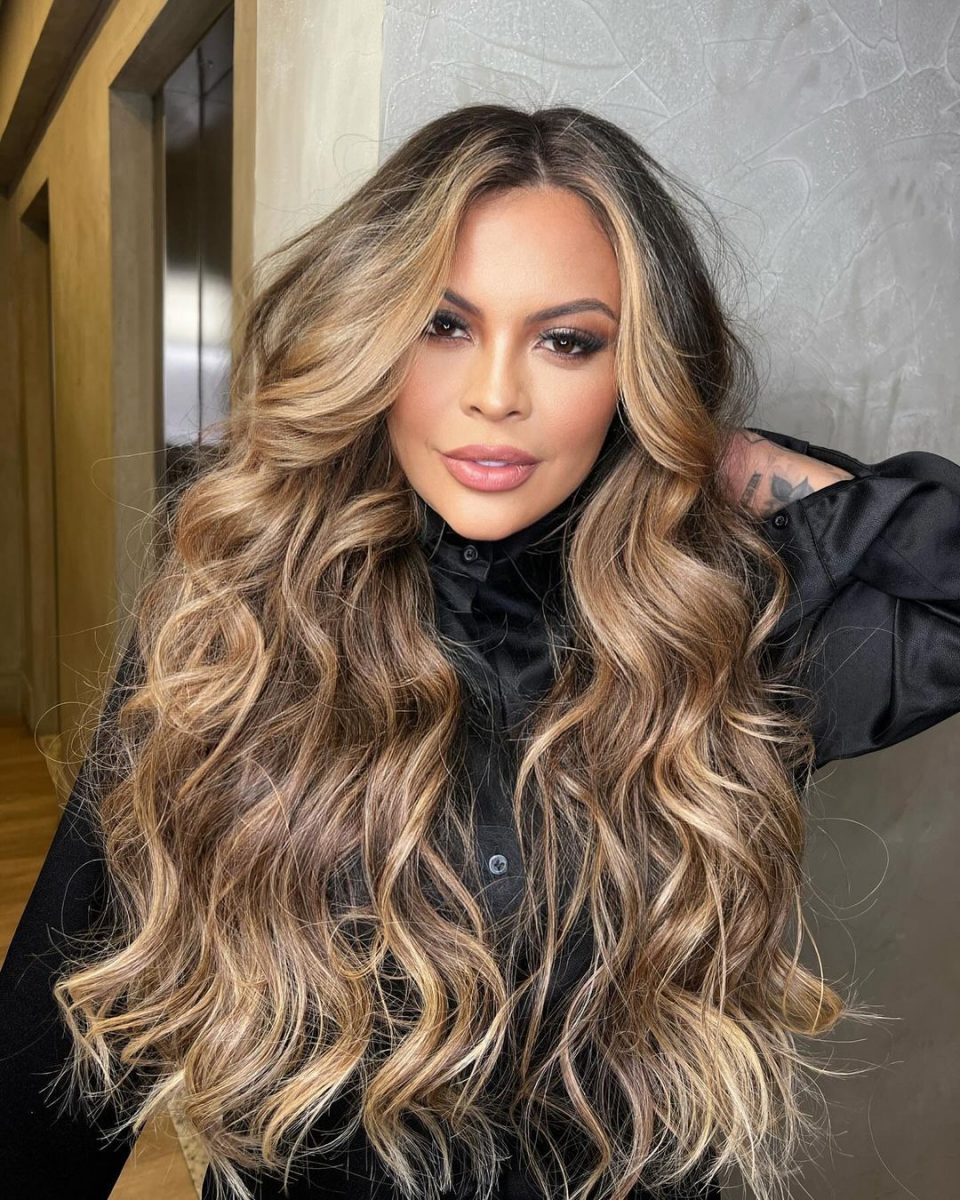 curtain-bangs-with-wavy-hair-trend-is-set-to-dominate-2025