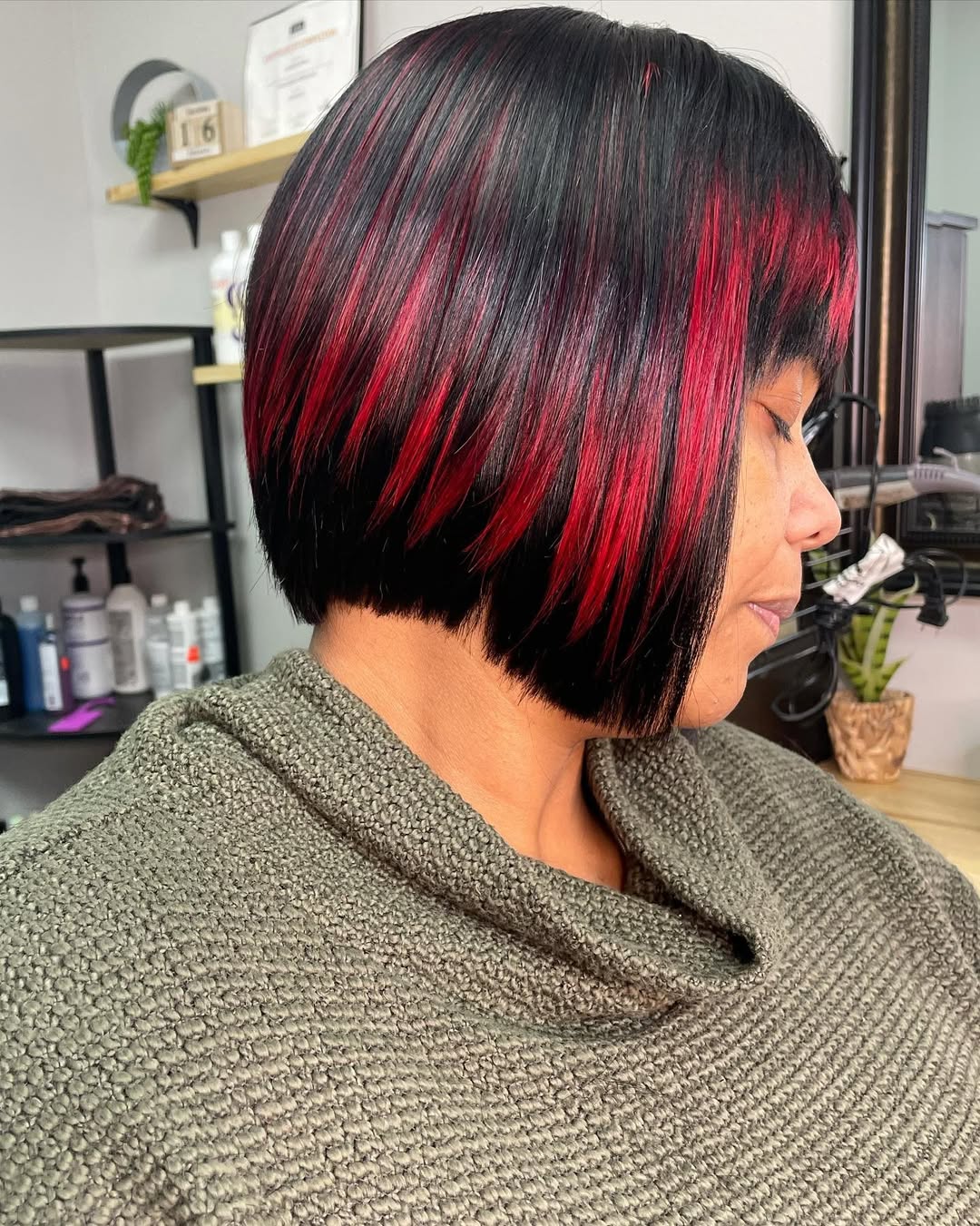 choppy bob con bloques de color rojo