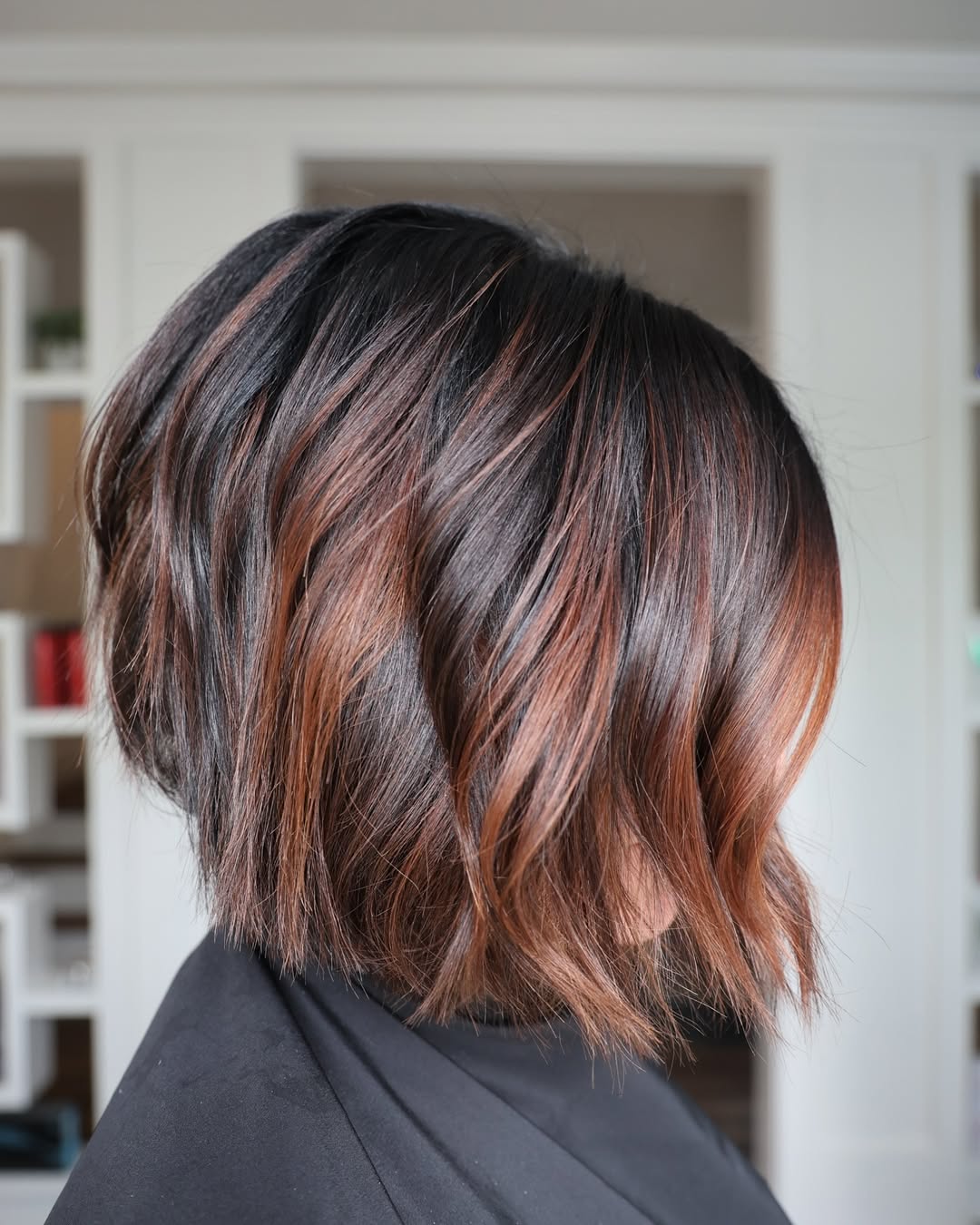 cabelo cortado à altura do queixo com madeixas volumosas