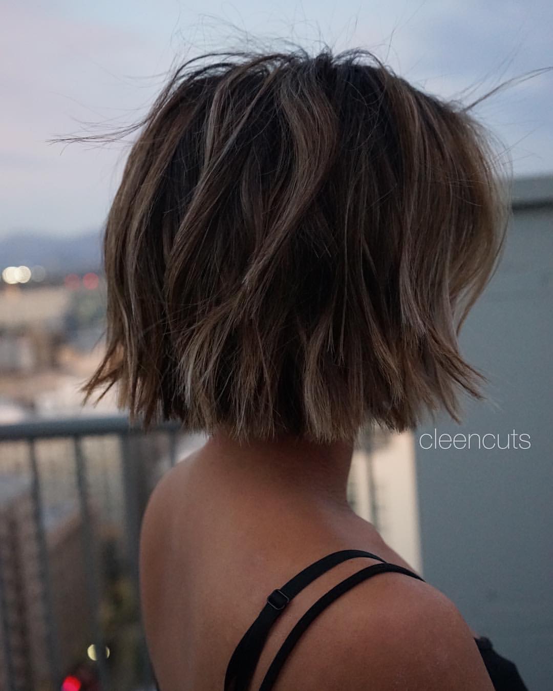 cabelo volumoso em camadas e cortado à altura do queixo