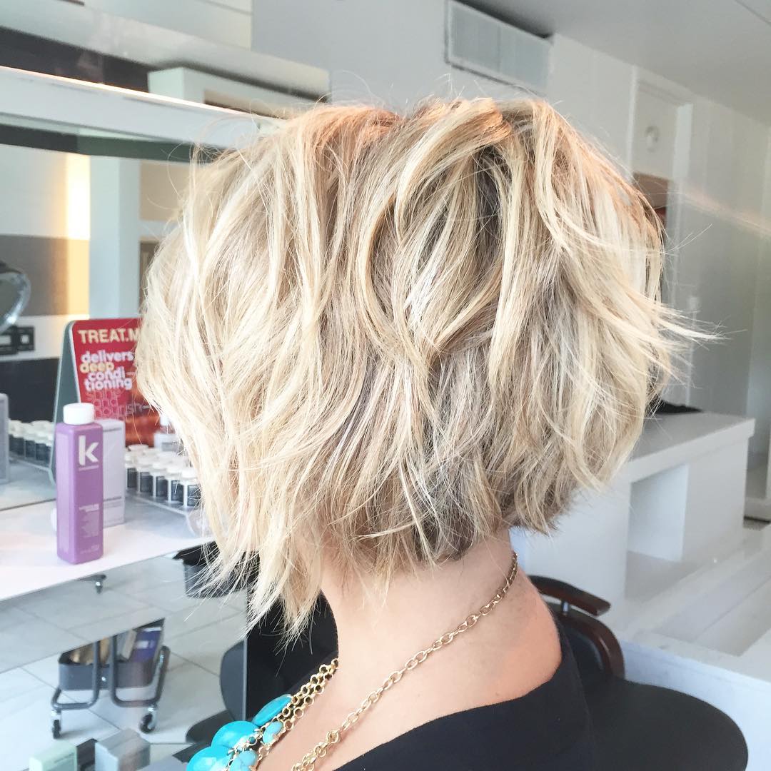 cabelo cortado em camadas até ao queixo