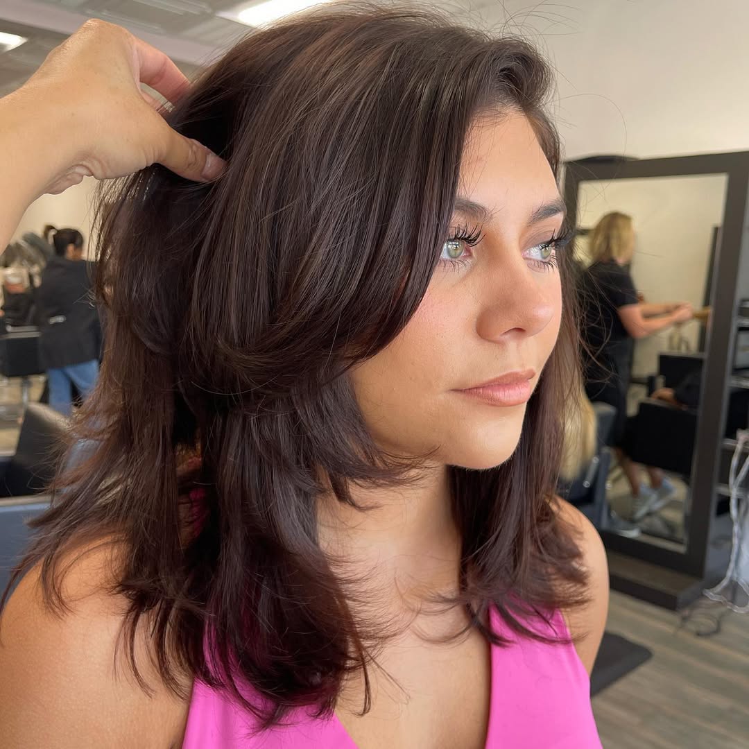 cabelo médio em camadas com franja lateral