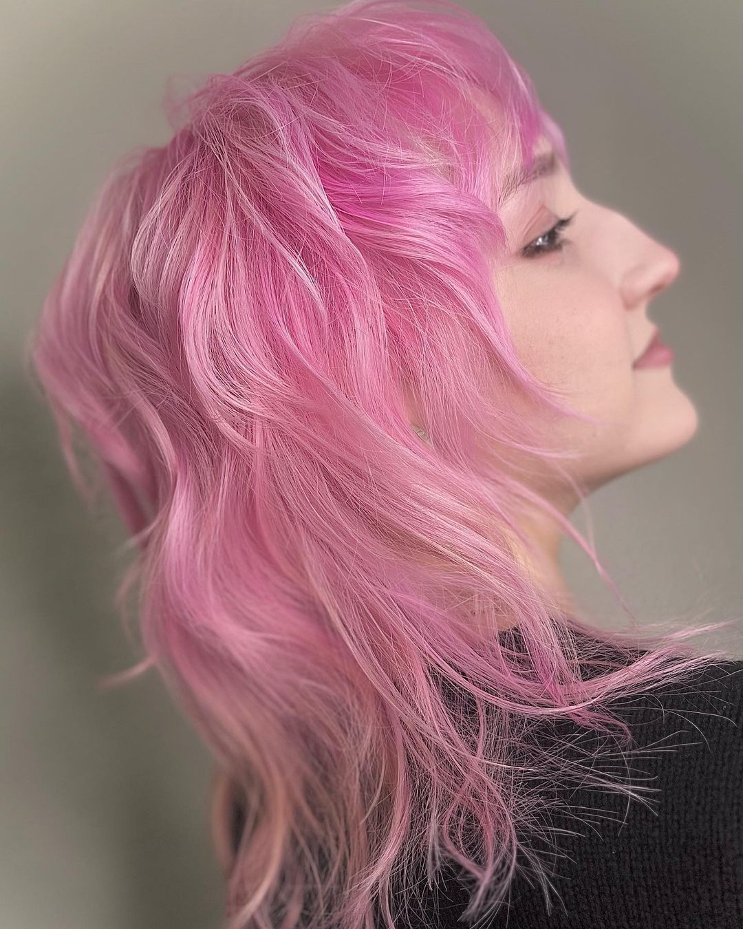cabelo ondulado rosa pastel corte lobo