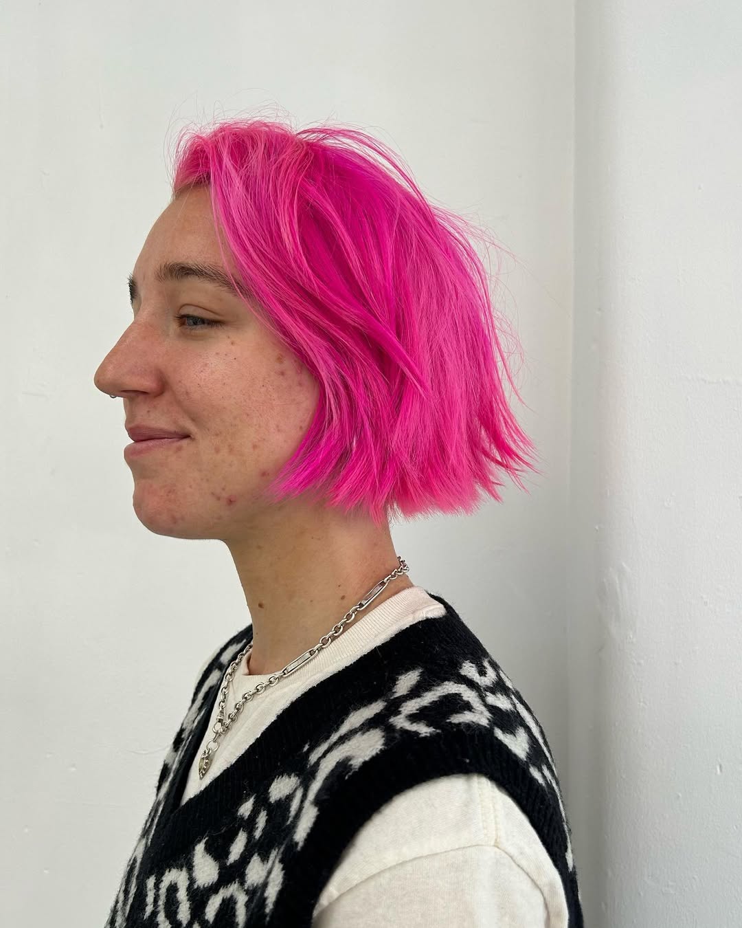 pelo corto hasta la barbilla de color rosa