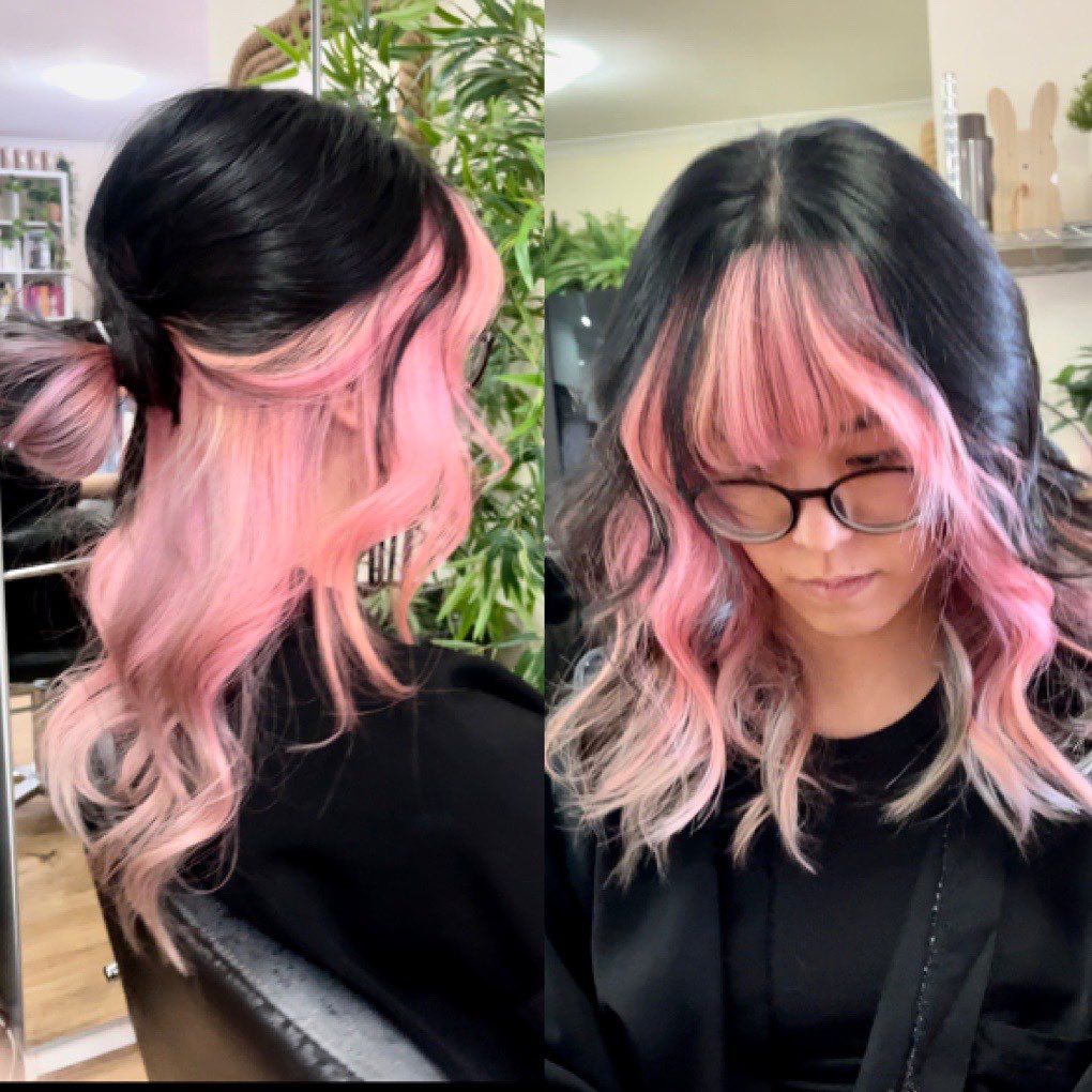 peekaboo cor-de-rosa em cabelo preto