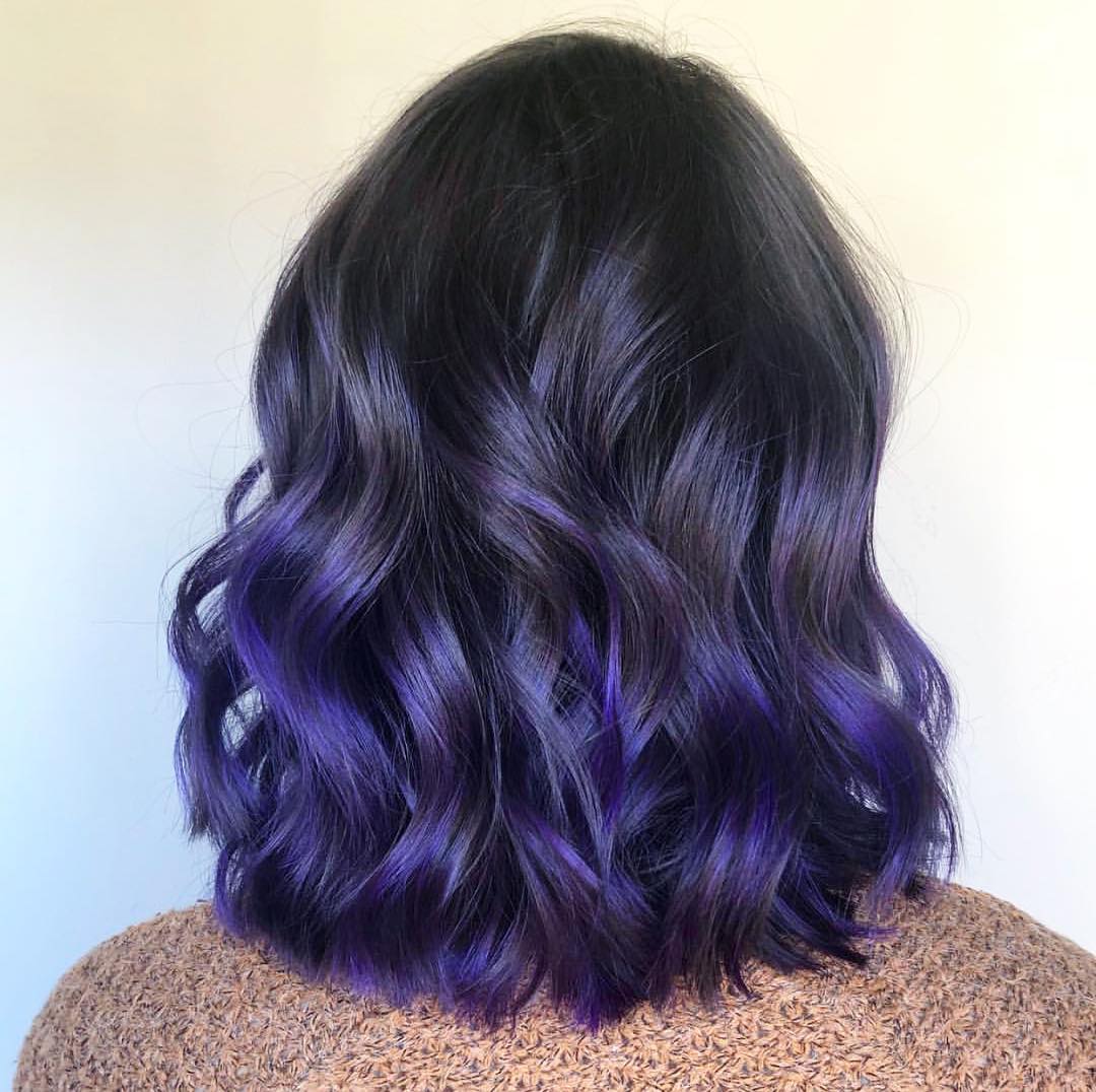 balayage púrpura real em cabelo ondulado curto