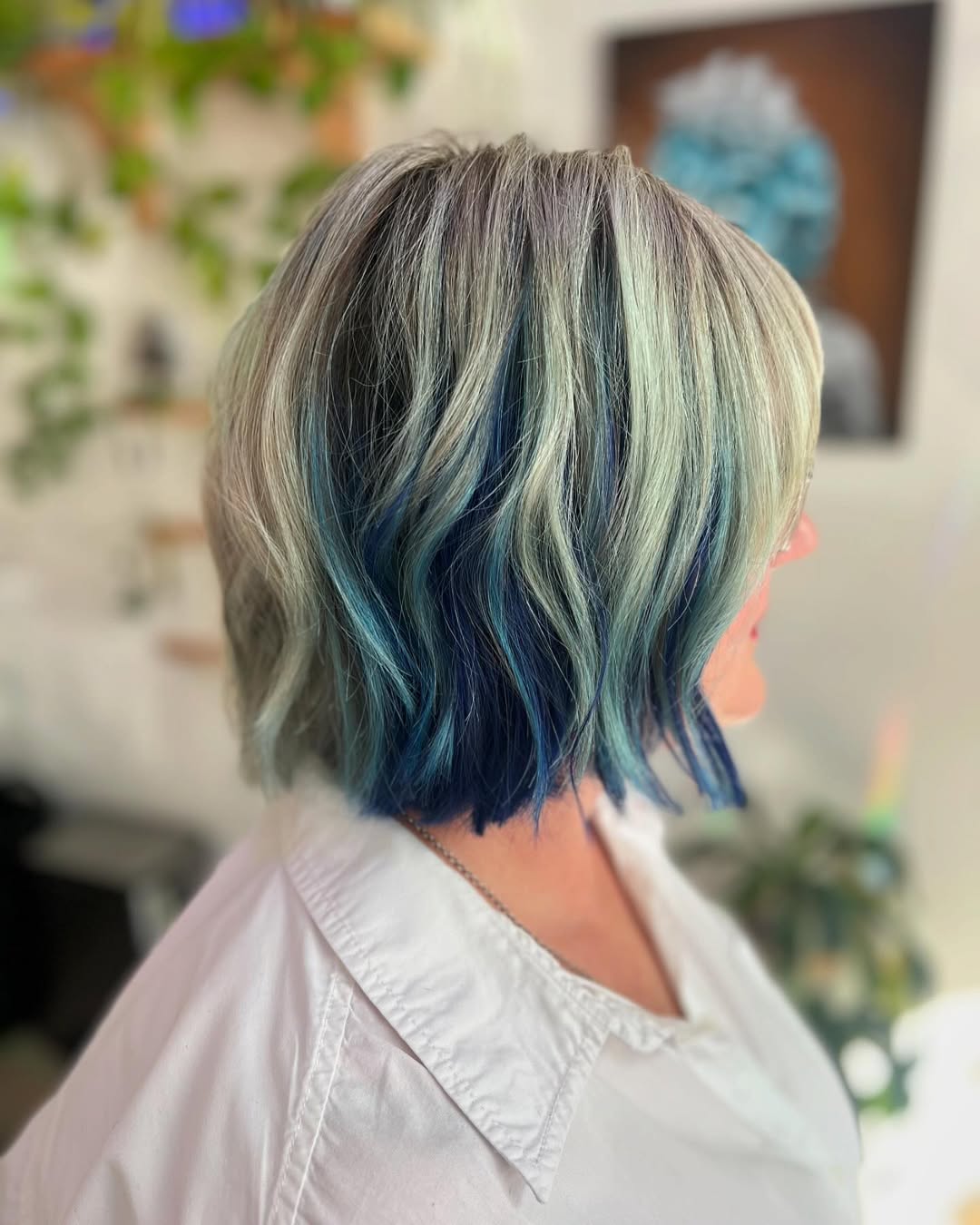 cabelo à altura do queixo cortado em azul-petróleo