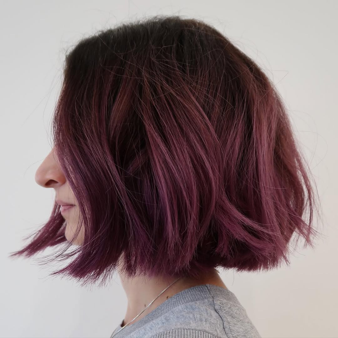 cabelo violeta cortado à altura do queixo