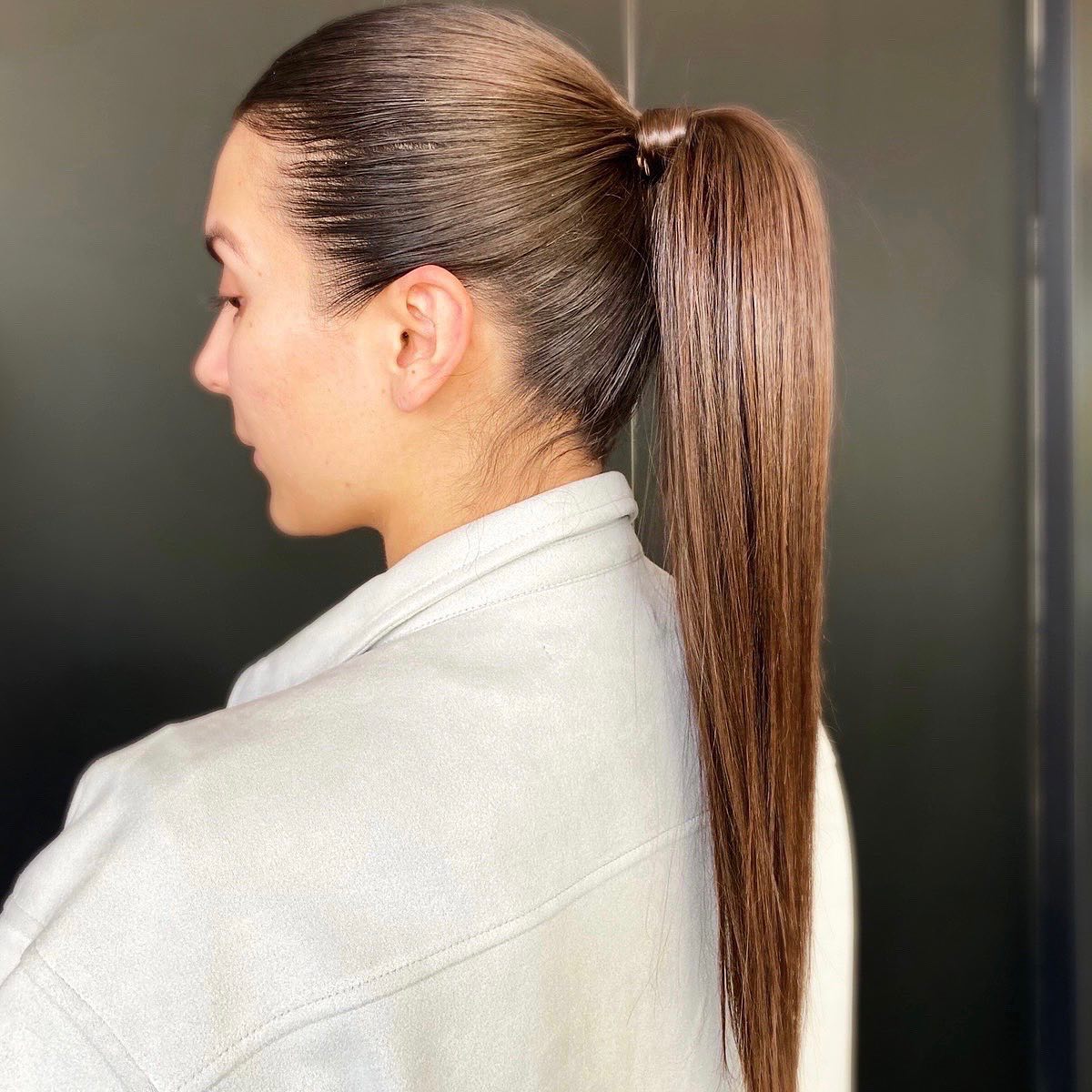 sleek mid-height straight ponytail