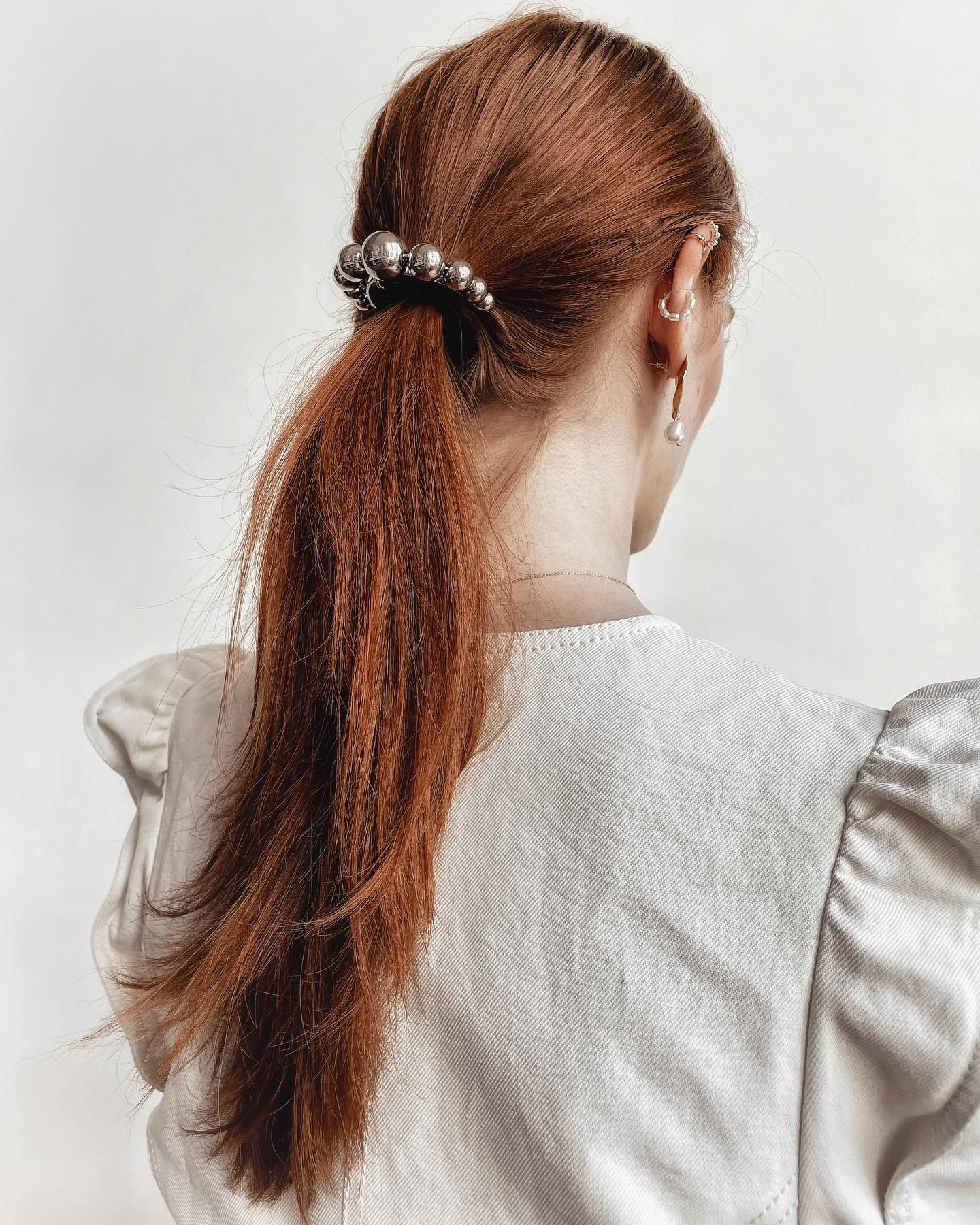 coda di cavallo con accessori per capelli