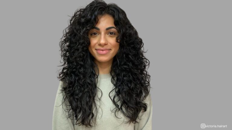 capelli ricci a strati lunghi con incorniciatura del viso
