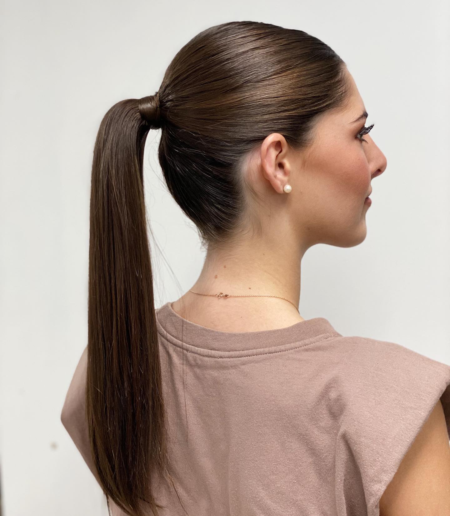mid-height straight ponytail hairstyle
