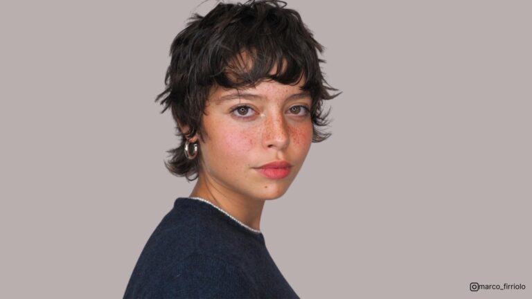 cheveux courts avec des couches qui encadrent le visage