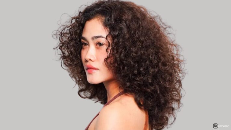 coupes de cheveux bouclées dégradées
