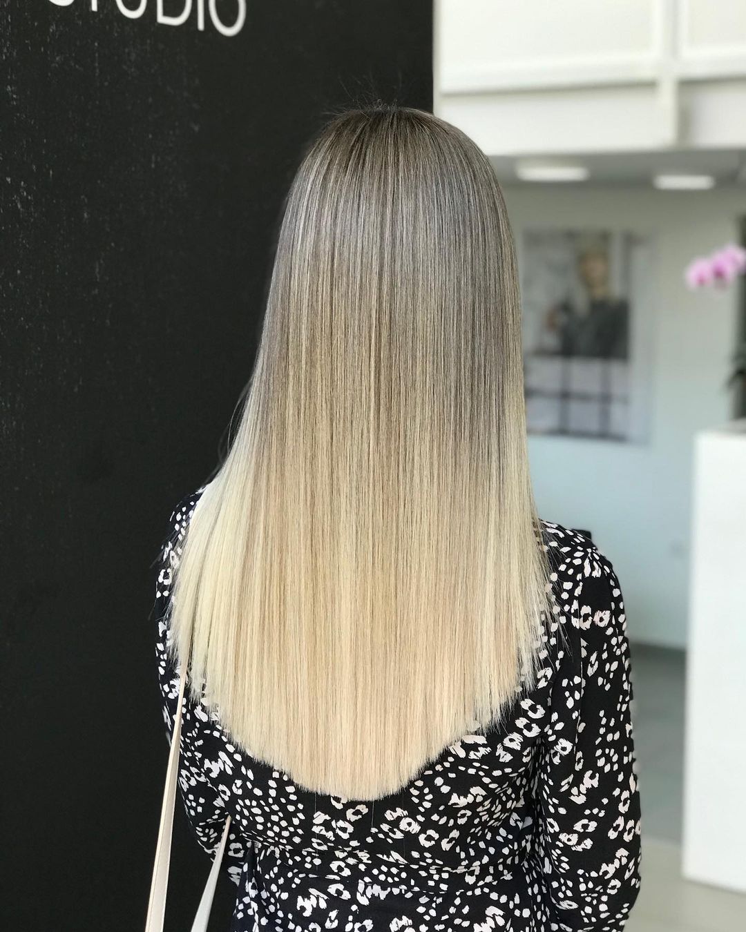 U-vormige coupe op lang blond haar