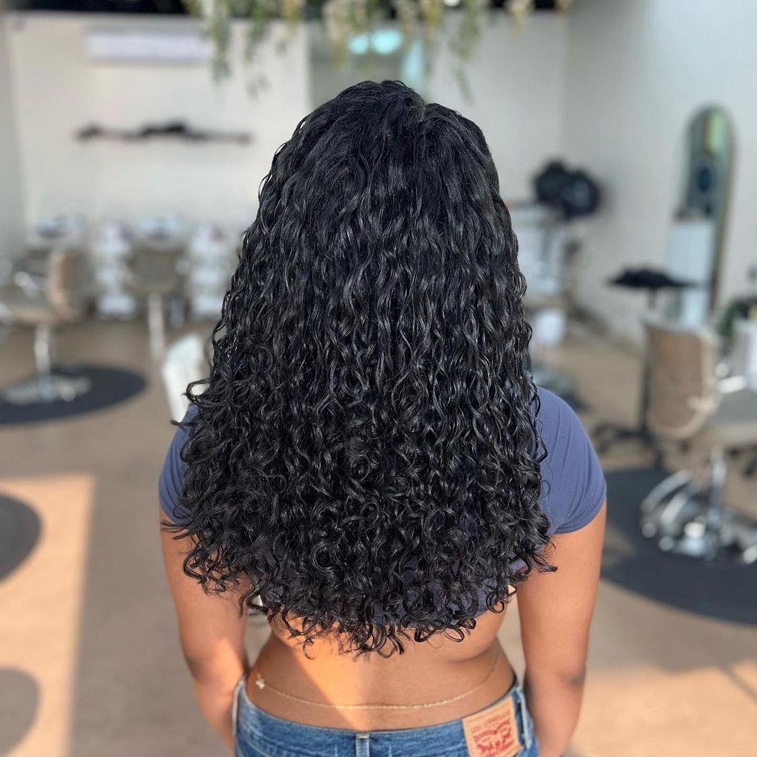 U-shaped long layered curly hair
