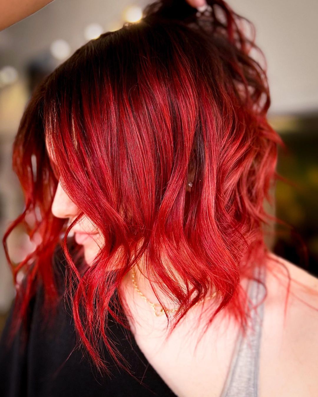 cabelo vermelho vivo de comprimento médio