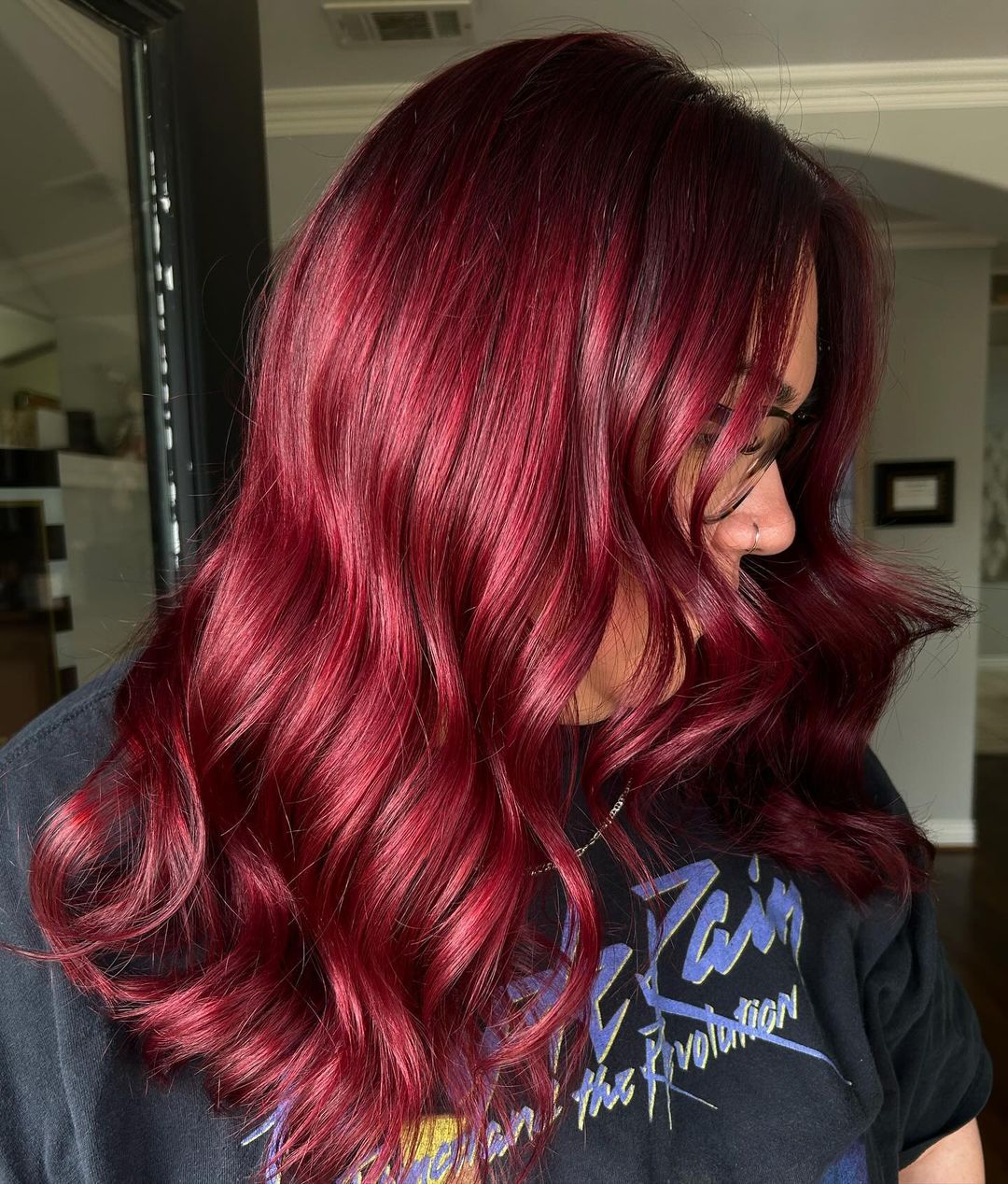 pelo rojo rubí rizado