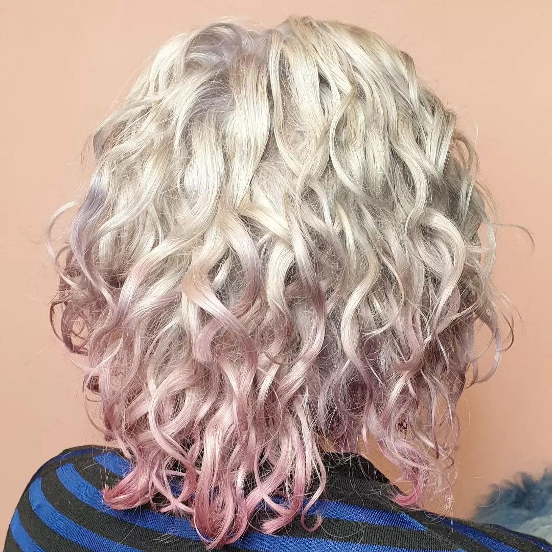 cabelo encaracolado curto louro cor-de-rosa