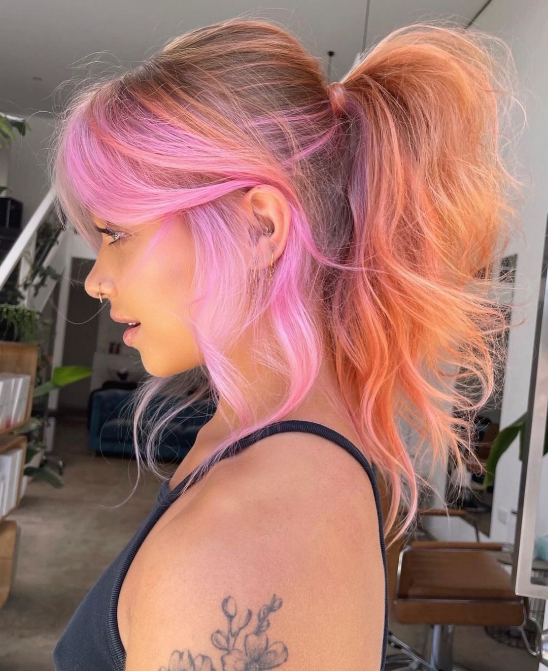 rabo-de-cavalo em cabelo pêssego e cor-de-rosa