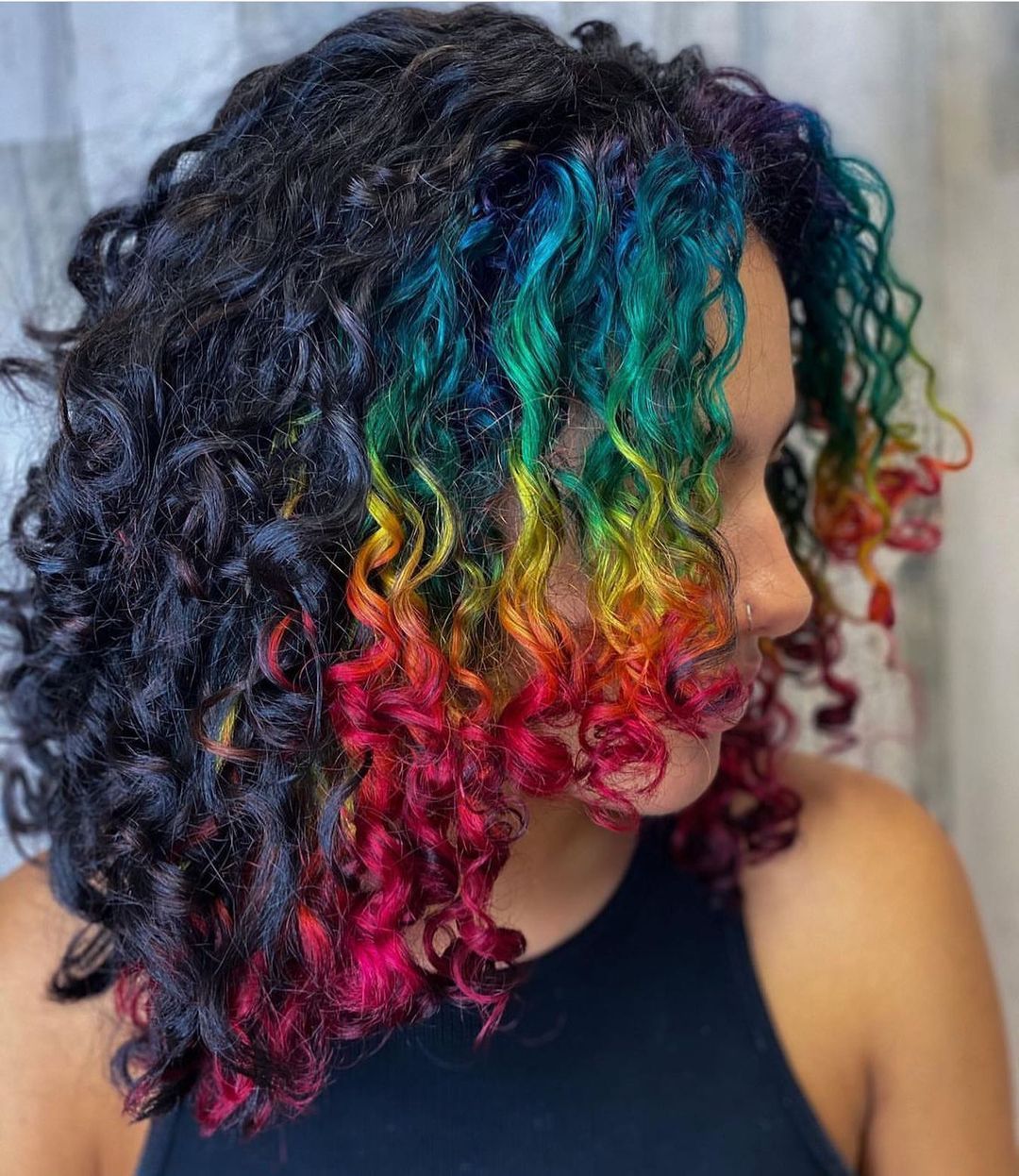 cabelo encaracolado com camadas arco-íris